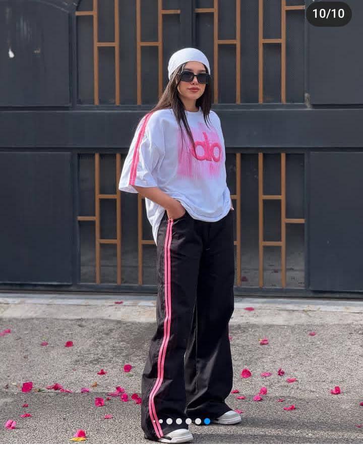 Ensemble t-shirt et pantalon chic look élégant et confortable